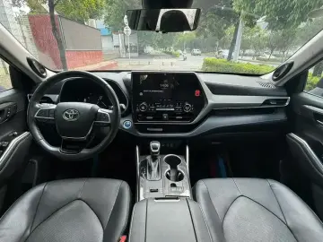 2022 Toyota Highlander с пробегом 16 000 км