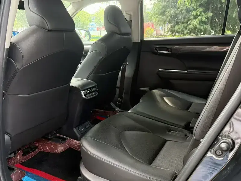 2022 Toyota Highlander с пробегом 16 000 км