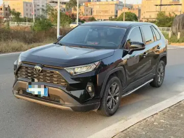2024 Toyota RAV4 с пробегом 15 000 км
