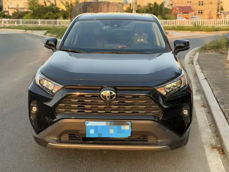 2024 Toyota RAV4 с пробегом 15 000 км