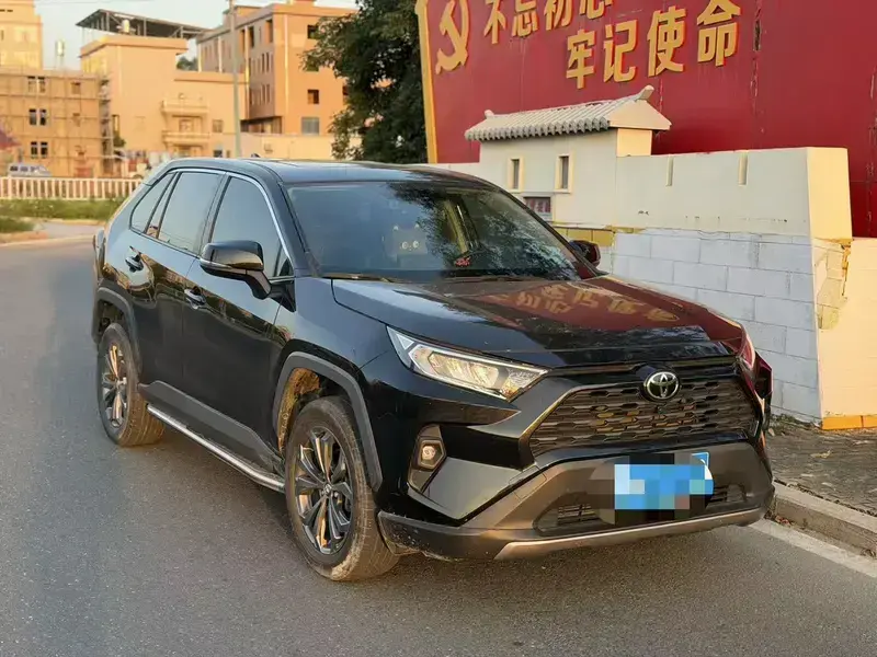 2024 Toyota RAV4 с пробегом 15 000 км