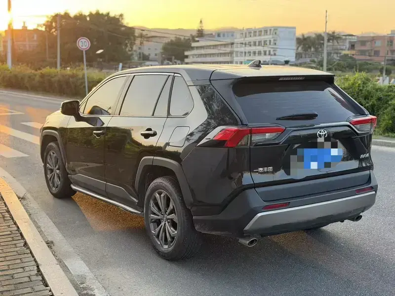 2024 Toyota RAV4 с пробегом 15 000 км