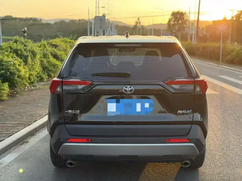 2024 Toyota RAV4 с пробегом 15 000 км