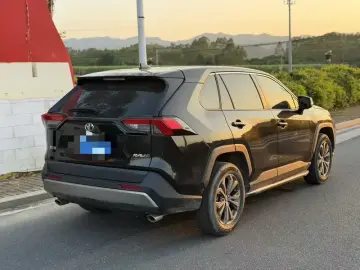 2024 Toyota RAV4 с пробегом 15 000 км