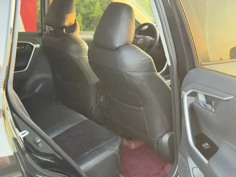 2024 Toyota RAV4 с пробегом 15 000 км