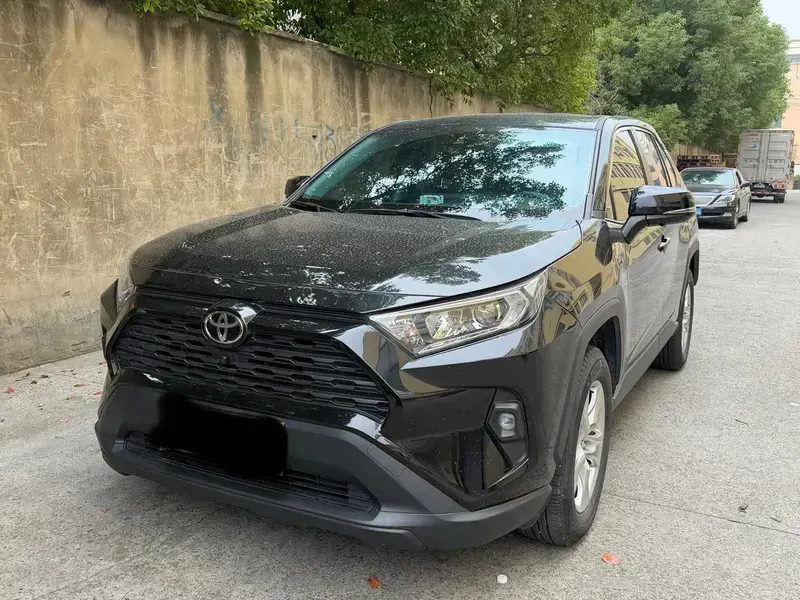 2024 Toyota RAV4 с пробегом 20 000 км