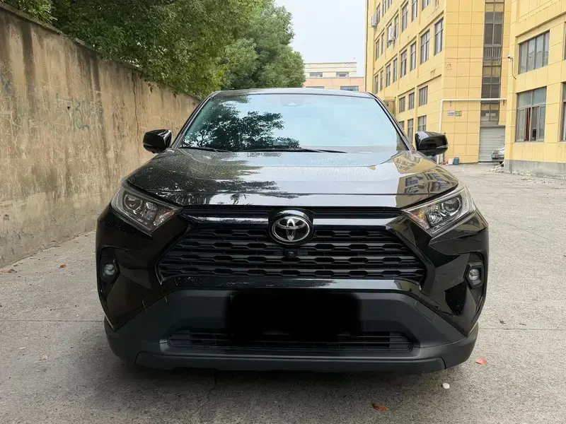 2024 Toyota RAV4 с пробегом 20 000 км
