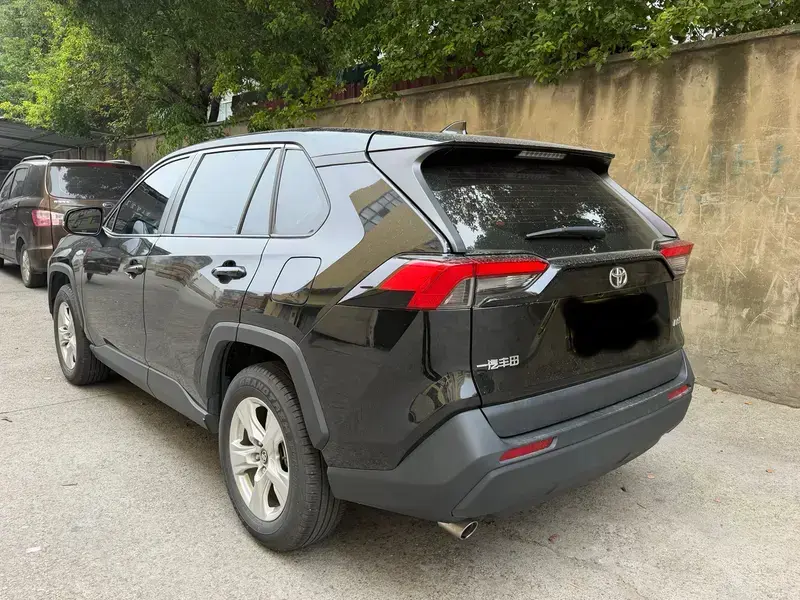 2024 Toyota RAV4 с пробегом 20 000 км
