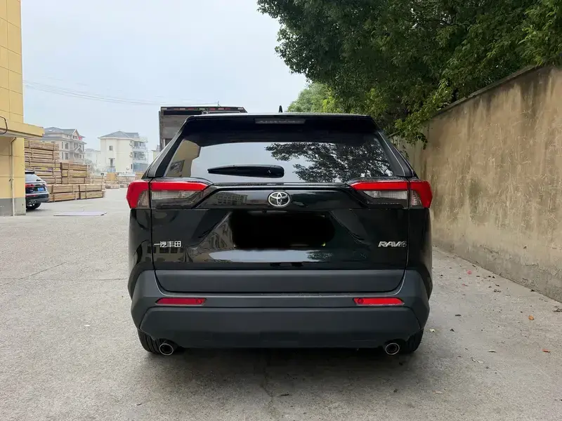 2024 Toyota RAV4 с пробегом 20 000 км