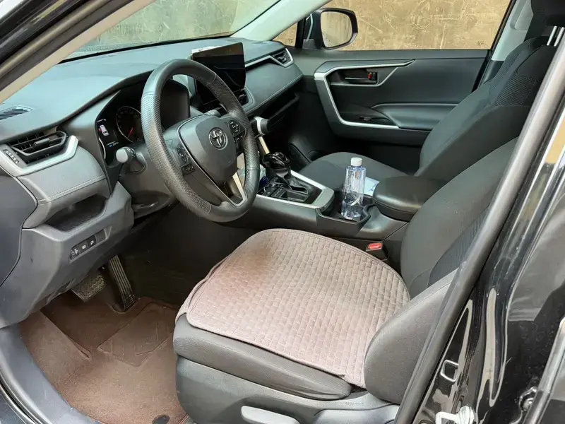 2024 Toyota RAV4 с пробегом 20 000 км