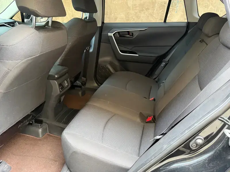 2024 Toyota RAV4 с пробегом 20 000 км