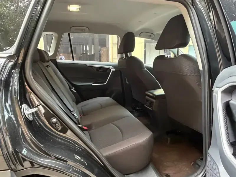 2024 Toyota RAV4 с пробегом 20 000 км