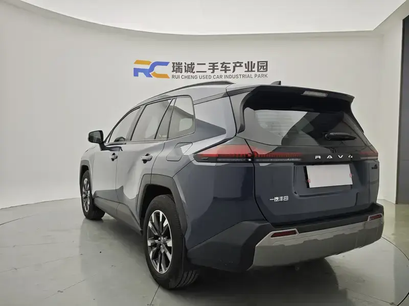 2026 Toyota RAV4 с пробегом 2 700 км