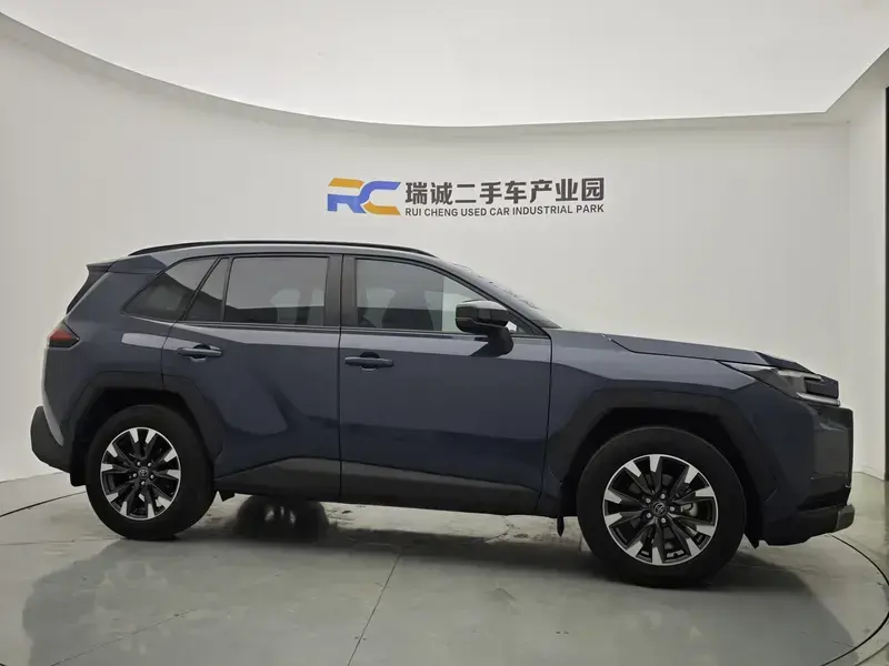 2026 Toyota RAV4 с пробегом 2 700 км