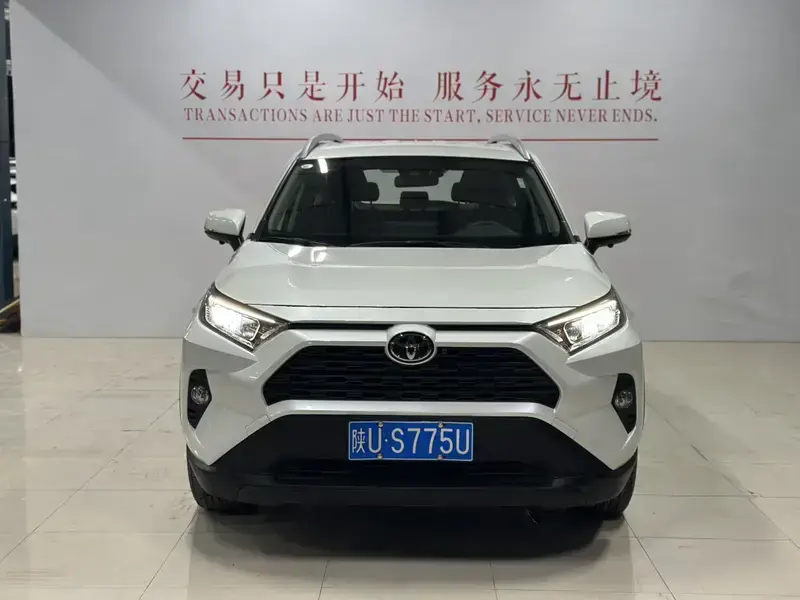 2022 Toyota RAV4 с пробегом 11 000 км
