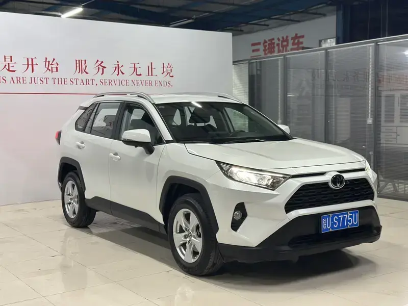 2022 Toyota RAV4 с пробегом 11 000 км