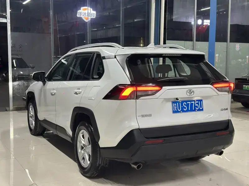 2022 Toyota RAV4 с пробегом 11 000 км