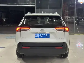 2022 Toyota RAV4 с пробегом 11 000 км