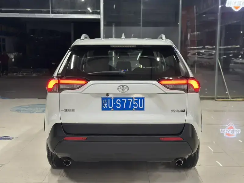 2022 Toyota RAV4 с пробегом 11 000 км