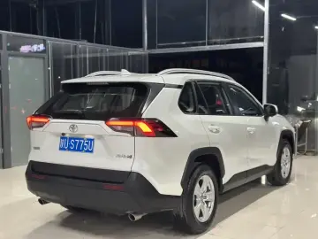 2022 Toyota RAV4 с пробегом 11 000 км
