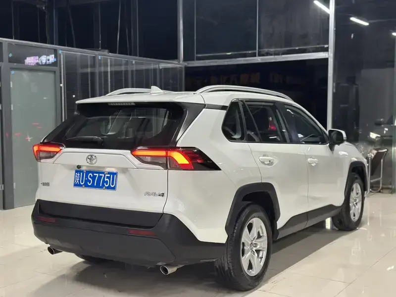 2022 Toyota RAV4 с пробегом 11 000 км