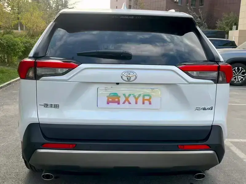 2024 Toyota RAV4 с пробегом 26 000 км