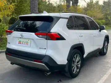 2024 Toyota RAV4 с пробегом 26 000 км
