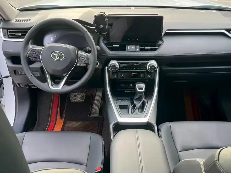 2024 Toyota RAV4 с пробегом 26 000 км