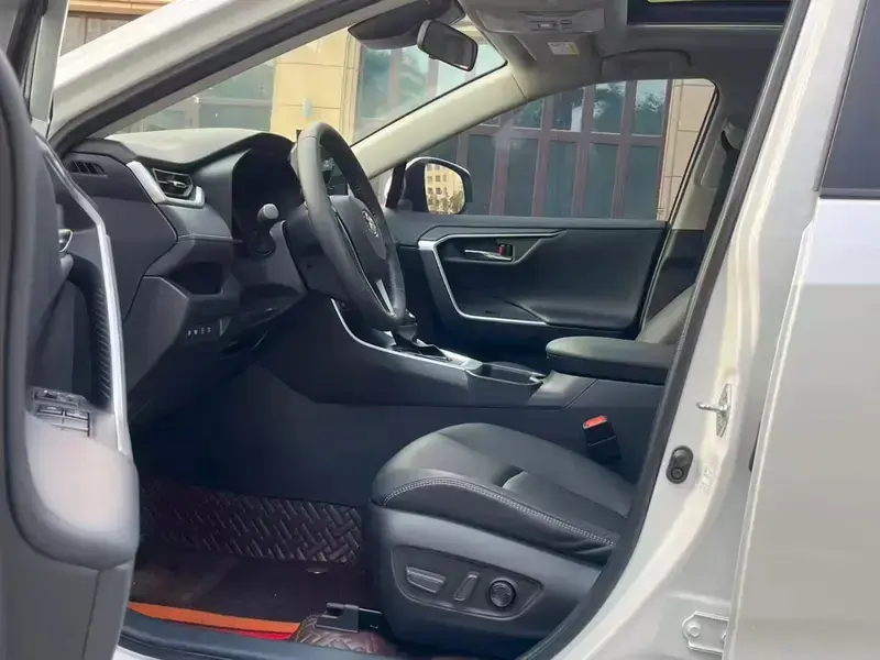 2024 Toyota RAV4 с пробегом 26 000 км