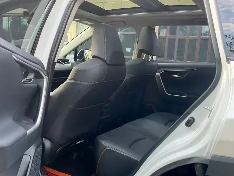 2024 Toyota RAV4 с пробегом 26 000 км