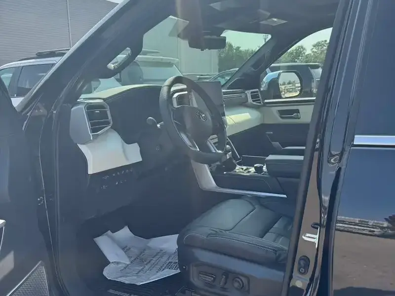 2025 Toyota Sequoia с пробегом 100 км