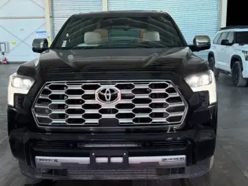 2025 Toyota Sequoia с пробегом 100 км