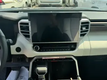 2025 Toyota Sequoia с пробегом 100 км