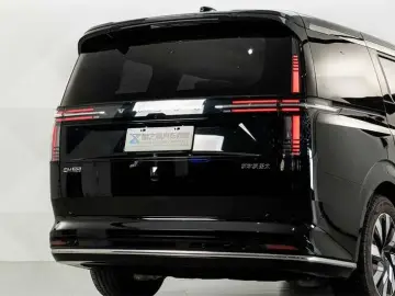 2025 Volvo EM90 с пробегом 100 км