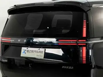 2025 Volvo EM90 с пробегом 100 км