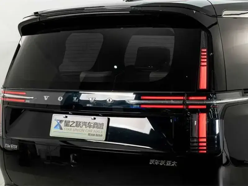 2025 Volvo EM90 с пробегом 100 км