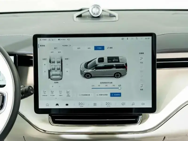 2025 Volvo EM90 с пробегом 100 км