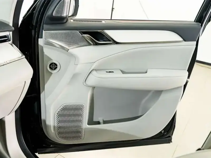 2025 Volvo EM90 с пробегом 100 км
