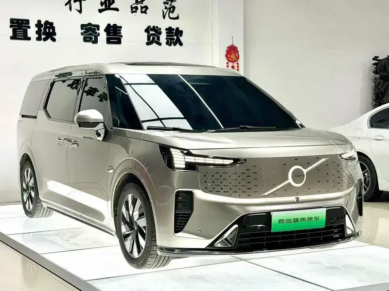 2025 Volvo EM90 с пробегом 47 000 км