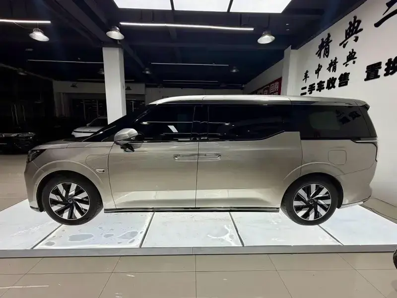 2025 Volvo EM90 с пробегом 47 000 км