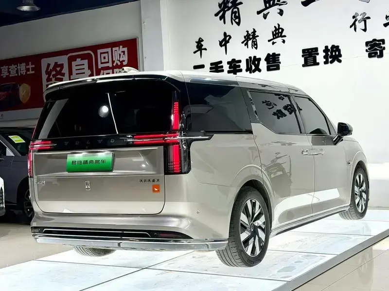 2025 Volvo EM90 с пробегом 47 000 км