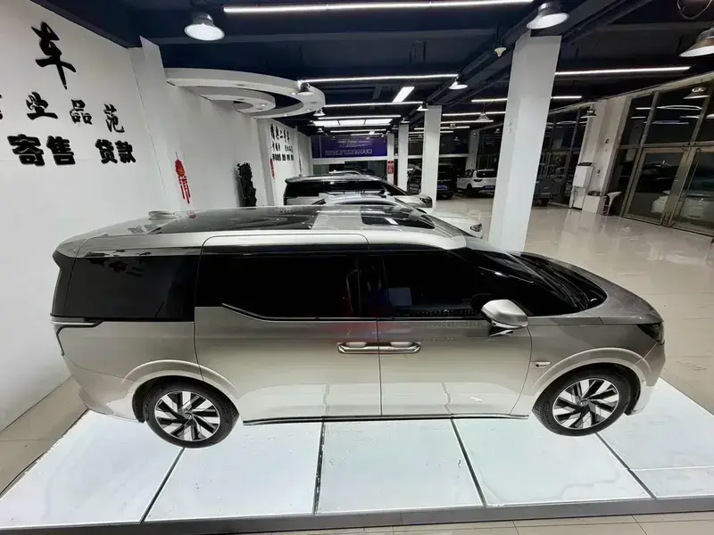 2025 Volvo EM90 с пробегом 47 000 км