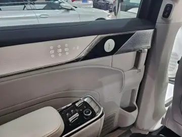 2025 Volvo EM90 с пробегом 47 000 км