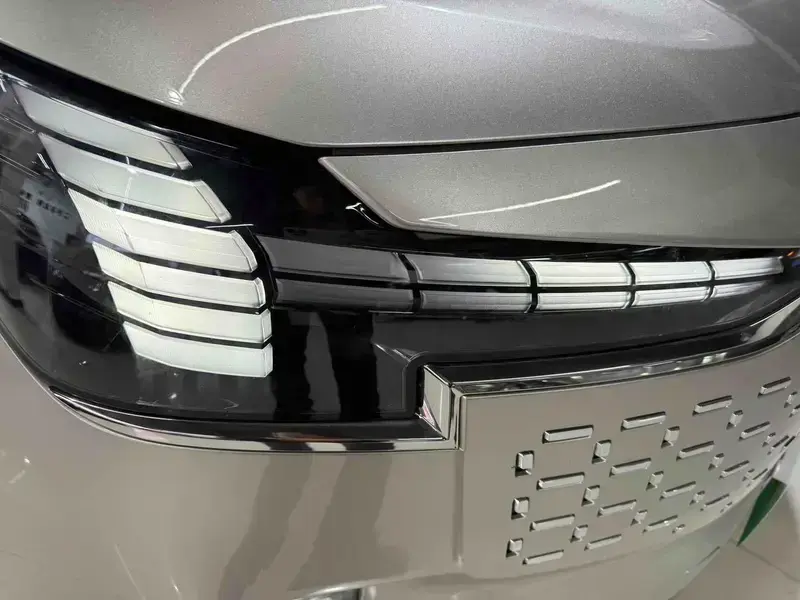 2025 Volvo EM90 с пробегом 47 000 км