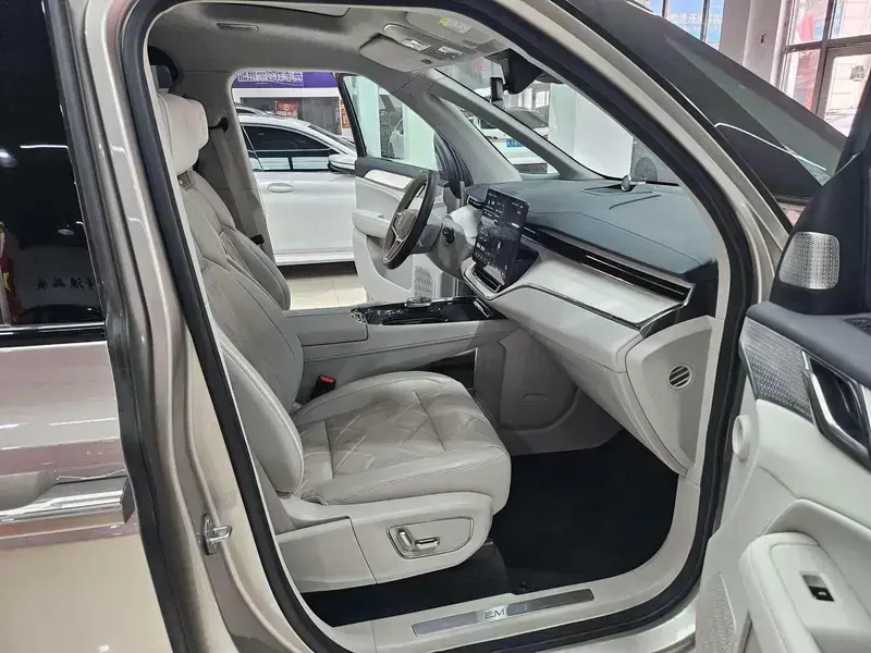 2025 Volvo EM90 с пробегом 47 000 км
