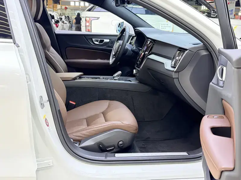 2024 Volvo S60 с пробегом 43 500 км