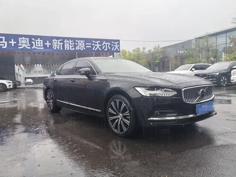 2025 Volvo S90 с пробегом 9 500 км