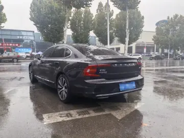 2025 Volvo S90 с пробегом 9 500 км