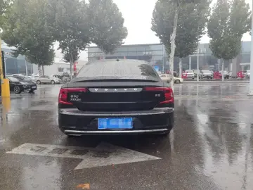 2025 Volvo S90 с пробегом 9 500 км