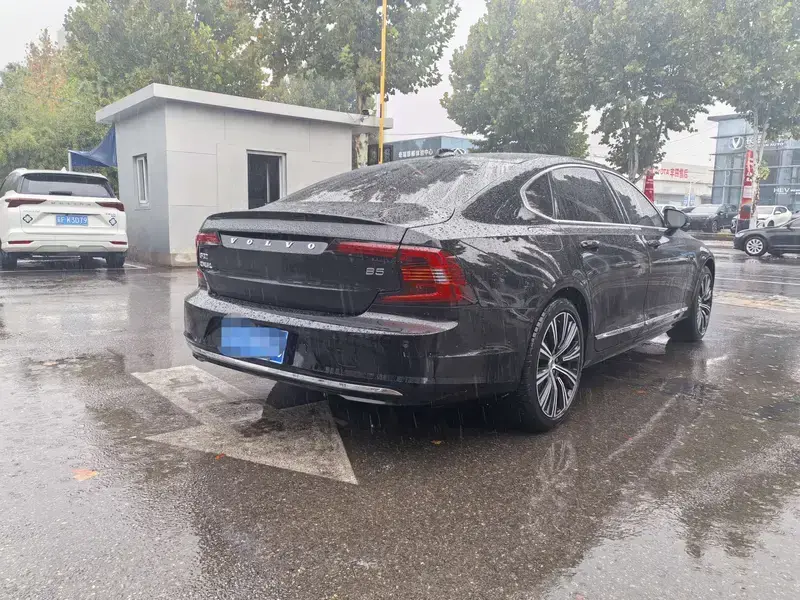 2025 Volvo S90 с пробегом 9 500 км